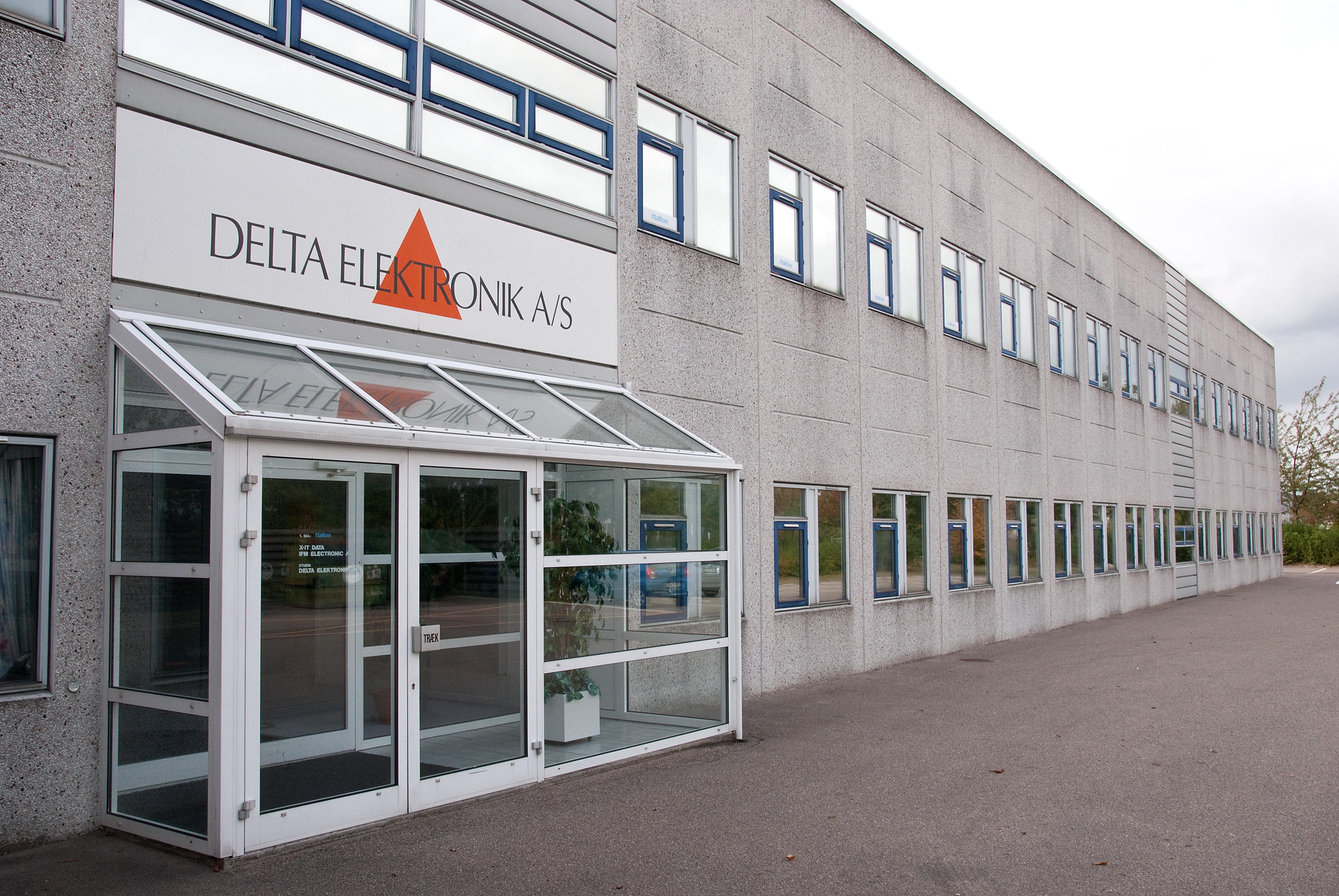 Topbillede med Delta Elektronik's bygning i Taastrup