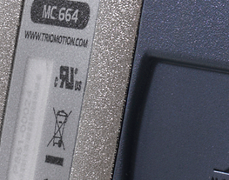 Nærbillede af mærkat på MC 664 controller