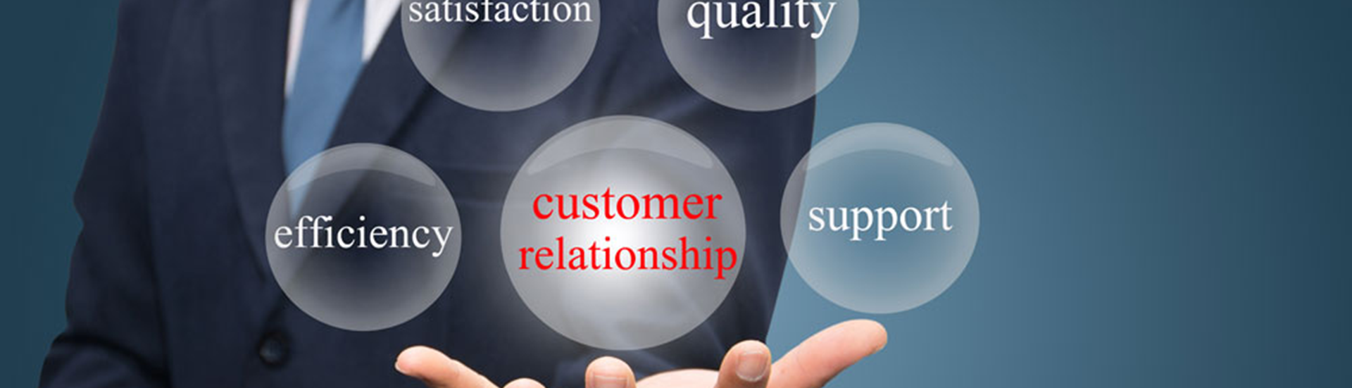 Topbillede med en sløret person i baggrund af bobler med tekst: Satisfaction, Quality, Efficiency, Custom relation og Support