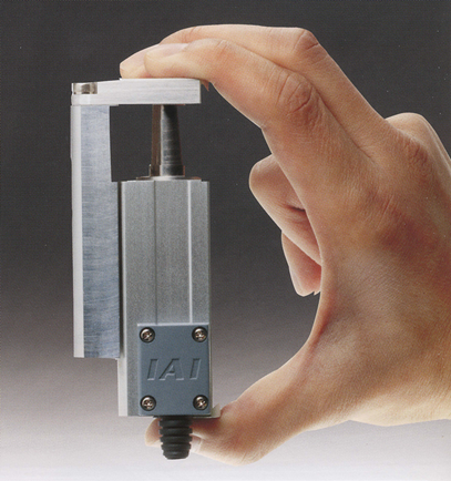 Foto af mini aktuator holdt mellem to fingre