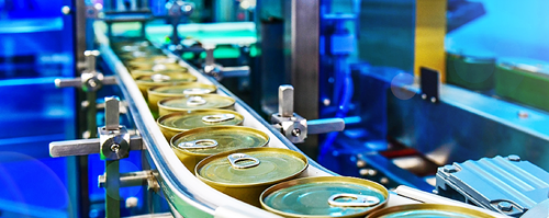 Produktionsbånd med fødevare på dåser