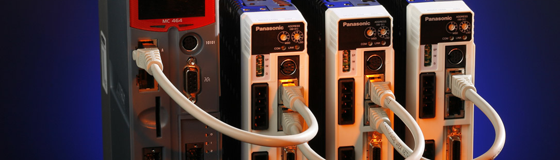 Topbillede med Trio MC464 controller og tre Panasonic controllere