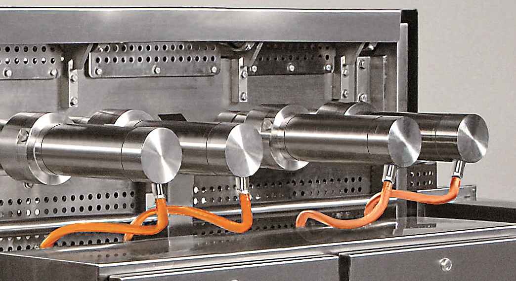 Foto af fødevaremaskindel med 4 hygiejniske motorer forbundet med et-kabel-løsning