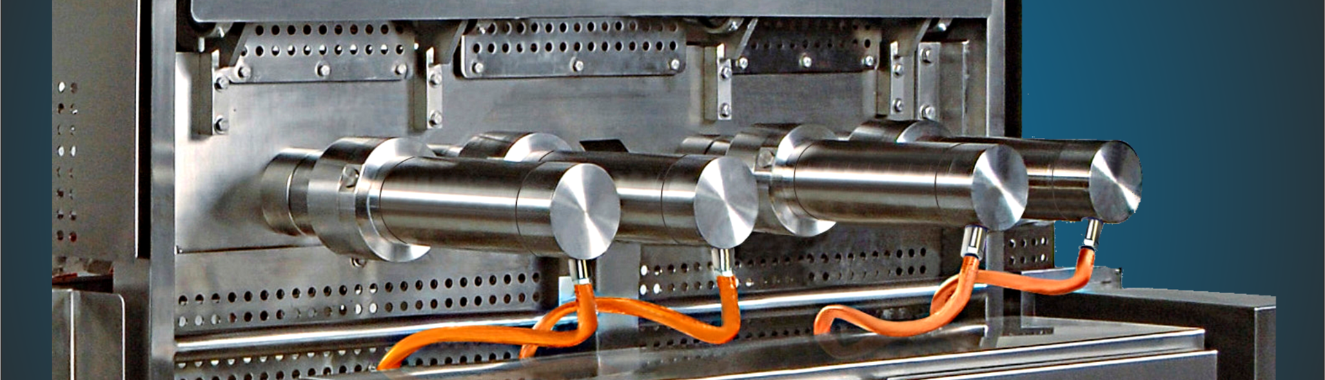 Topbillede med næroptagelse af fødevaremaskine med 4 blanke motorer forbundet med et-kabel-løsning