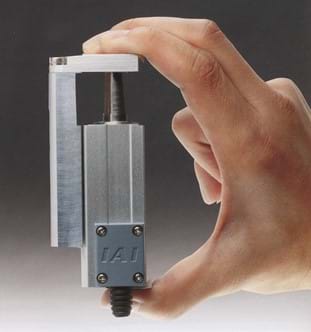 RCA2 mini aktuator holdt mellem to fingre