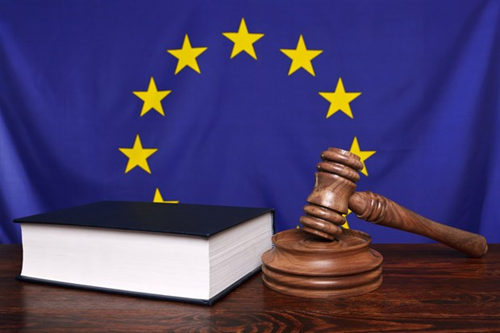 Billedet symboliserer EU lovgivning med stjerner, lovbog og hammer