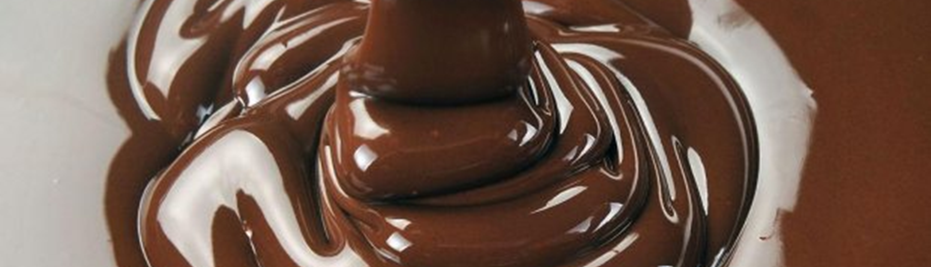 Topbillede med næroptagelse af flydende chokolade 
