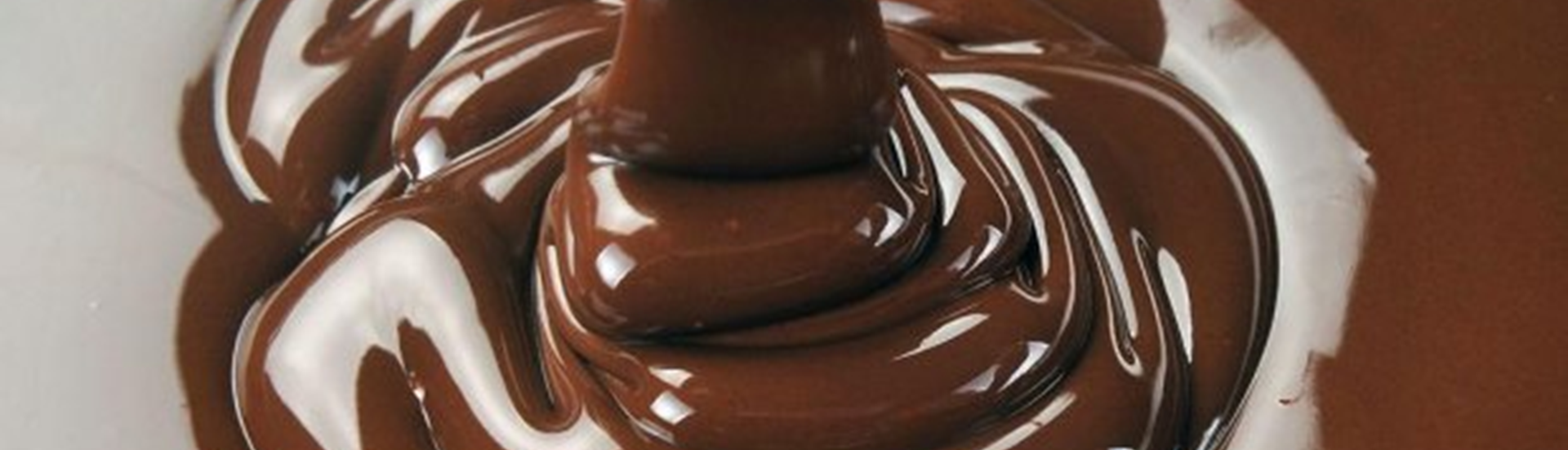 Topbillede med næroptagelse af flydende chokolade