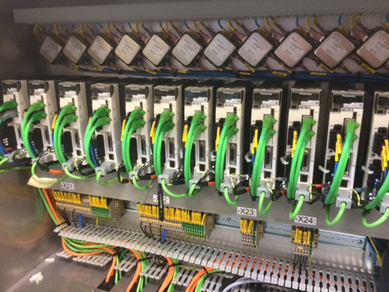 Foto af styretavle med 12 controllere, I/O-enheder og andre produkter